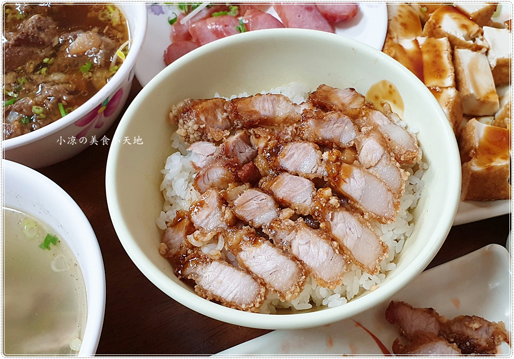 台中安平排骨酥麵 大啖在地小吃 用餐人潮不間斷 狂推招牌燒肉飯 酥脆不油膩 涮嘴的好滋味 只賣晚餐 宵夜 小凉的美食小天地